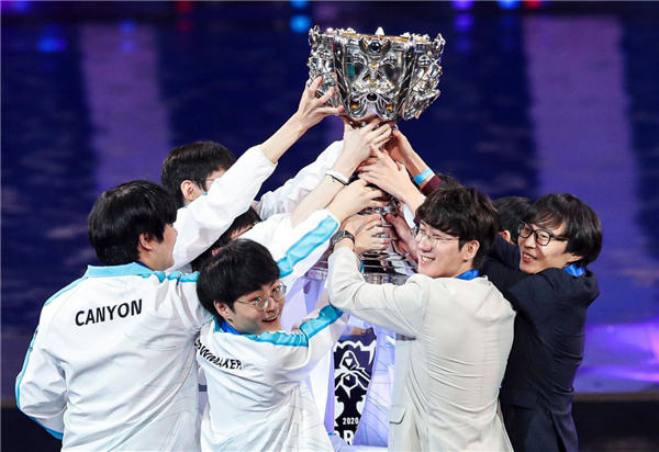 EDG官方：抱歉由于赛程冲突无法参加NEST线下决赛